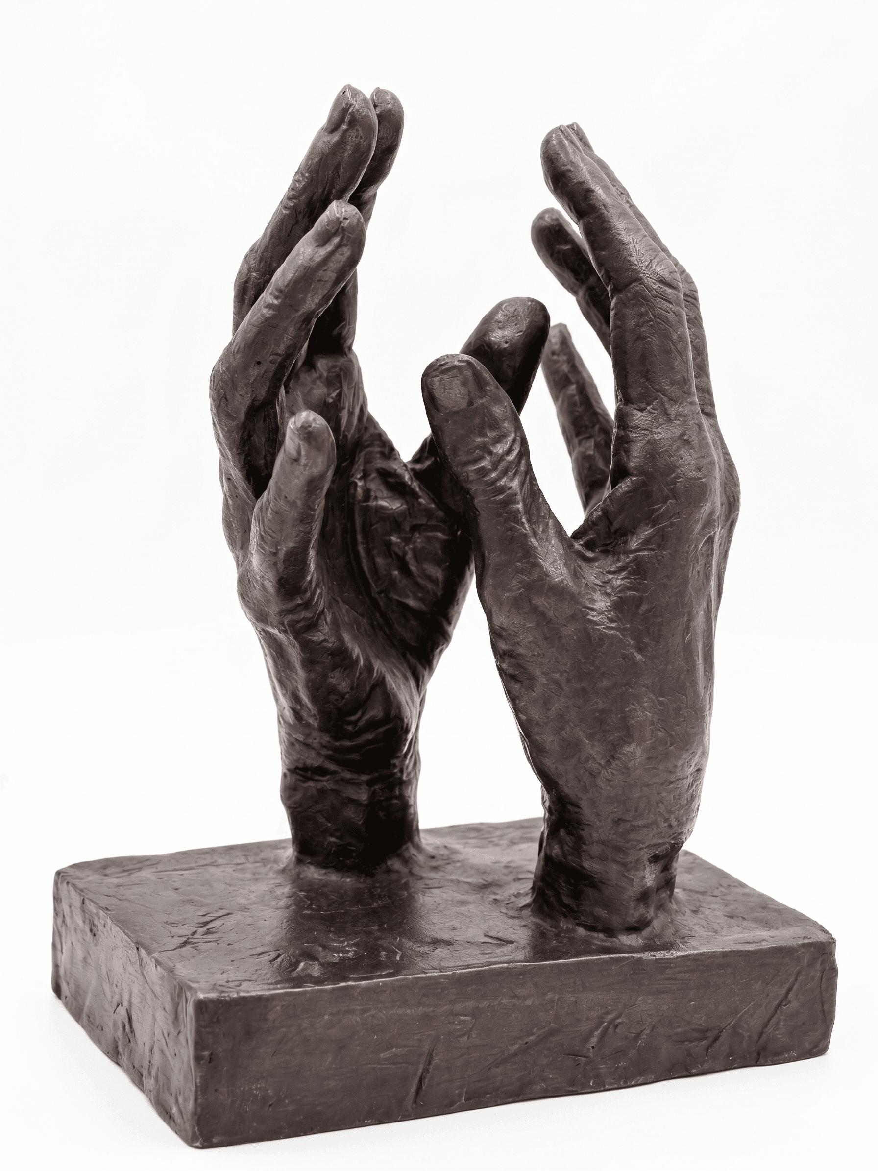 Escultura manos entrelazadas